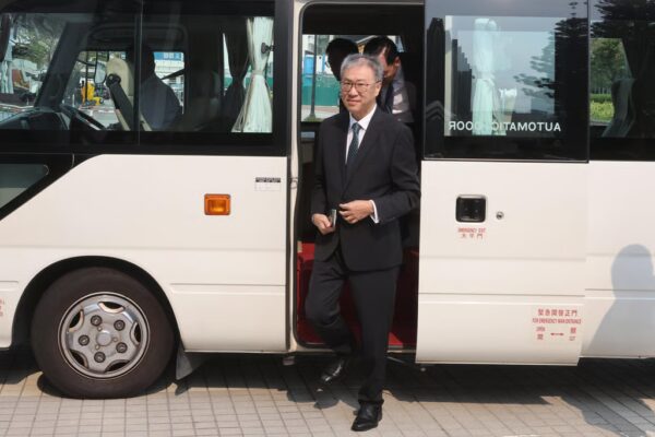 Justice David Lok, chairman of the independent committee, arrives at City Gallery in Central for the sixth day of the Tai Po fire hearing. Photo: Edmond So