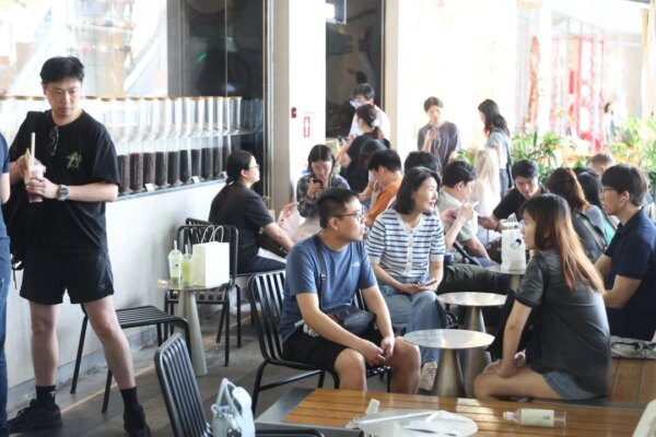 Thousands of Hongkongers brave heavy rain for Shenzhen trip on day 2 of Easter