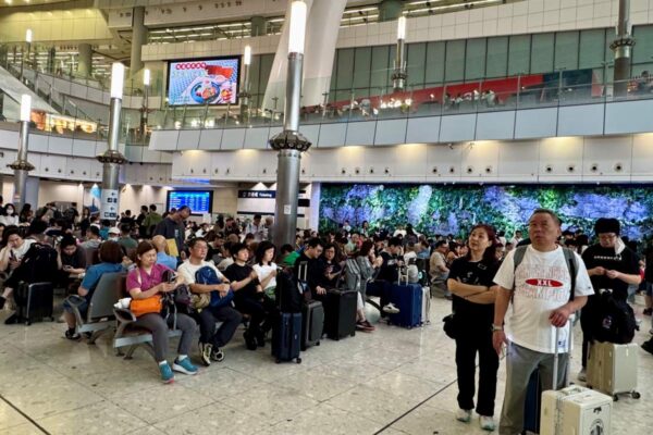 Easter break: Travelers pack ports