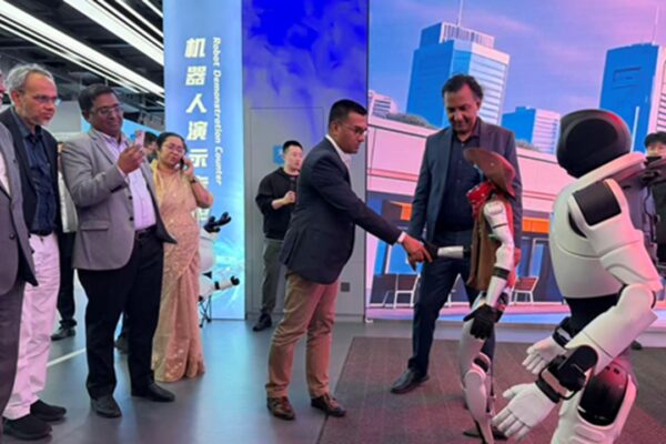 A member of a Bangladeshi delegation visiting China in mid-April shakes hands with a humanoid robot at the E-Town Robot World in Beijing on April 20, 2026. Photo: Chen Qingqing/GT