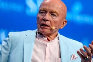 FILE PHOTO: Mark Mobius, executive chairman at Templeton Emerging Markets Group, speaks during the SALT conference in Las Vegas, Nevada, U.S. May 17, 2017.  REUTERS/Richard Brian/File Photo (REUTERS)