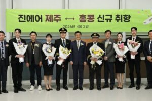 Jin Air CEO Park Byung-ryul, sixth from left, and cabin crew mark the inaugural flight of a new Jeju-Hong Kong route. Courtesy of Jin Air