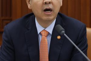 Minister of Finance and Economy Koo Yun-cheol / Yonhap