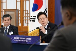 American Chamber of Commerce in Korea Chairman James Kim, left, listens to President Lee Jae Myung during the president's meeting with foreign business leaders in Korea at Cheong Wa Dae in Seoul, Jan. 28. Korea Times photo by Wang Tae-seok