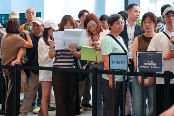 Prospective buyers queue at the Lai Chi Kok sales office of Pavilia Farm III, April 18, 2026. Photo: Jelly Tse