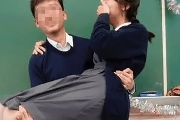 Education Bureau took action after teacher carried female student like bride