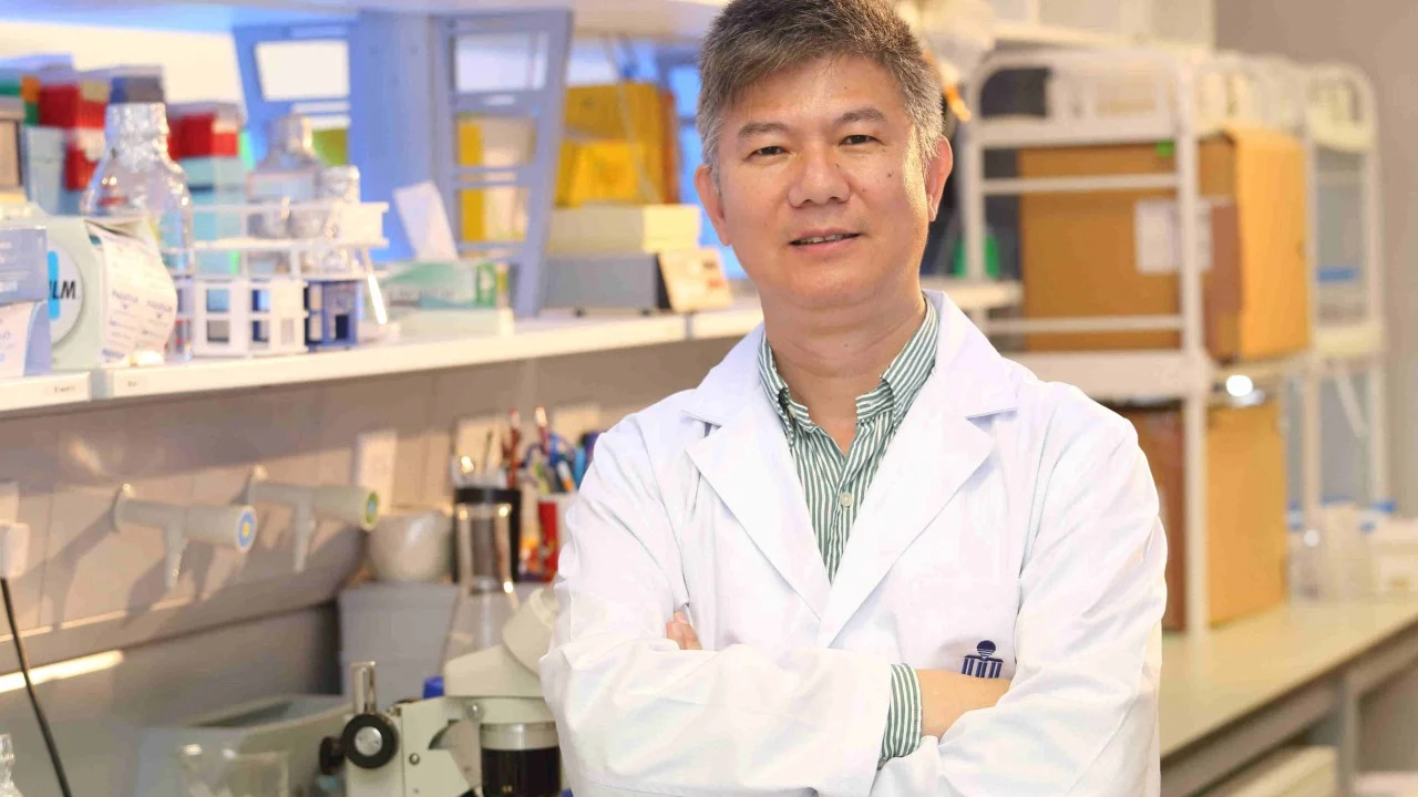 Court jails professor who took HK$40,000 bribe to admit unqualified student