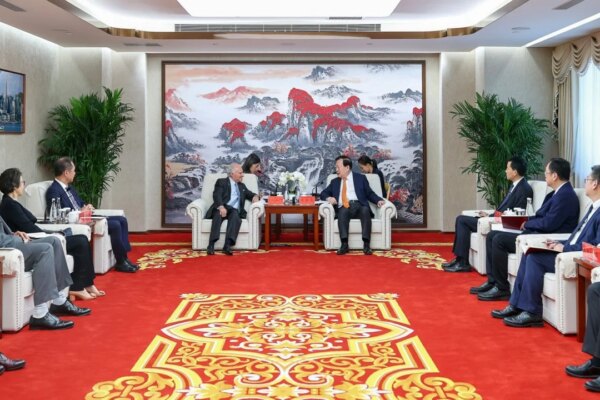 Beijing’s Xia Baolong, top energy official hold talks with CLP’s Michael Kadoorie