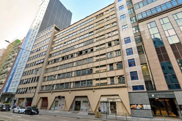 Ex-owner of bankrupt bakery dies after chasing thief and falling off building