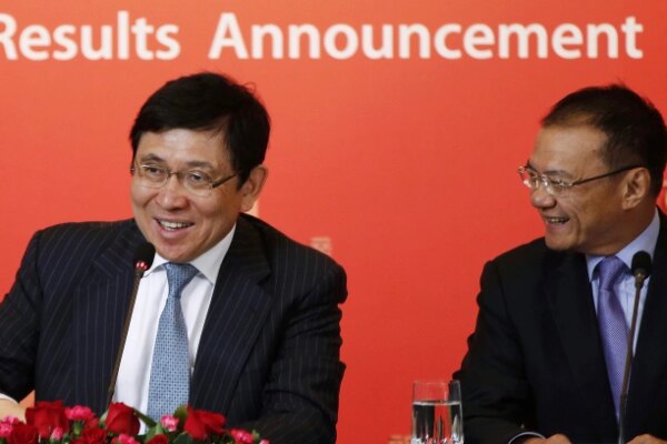 Sun Hung Kai Properties Chairman and Managing Director Raymond Kwok (L) and Deputy Managing Director Mike Wong attend a news conference in Hong Kong, Feb. 27, 2015. Photo by Reuters