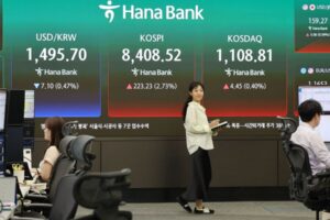 On the 29th of last month, employees were working in the dealing room at the Hana Bank headquarters in Jung-gu, Seoul. Photo by Yonhap News Agency