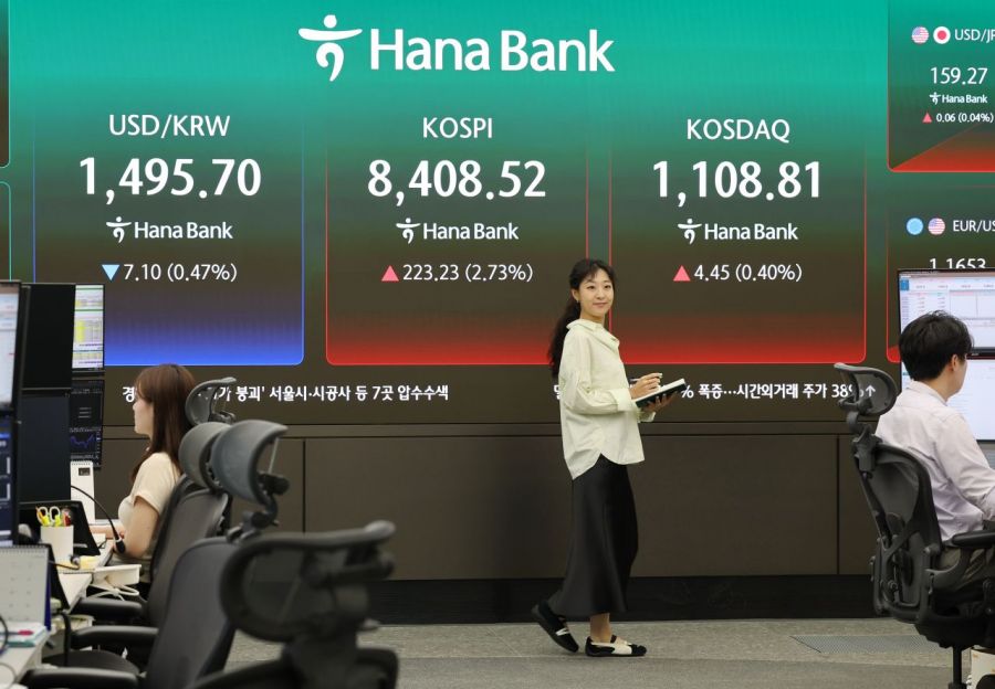 On the 29th of last month, employees were working in the dealing room at the Hana Bank headquarters in Jung-gu, Seoul. Photo by Yonhap News Agency
