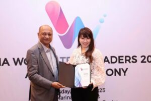 Sandeep Sakar (left), HCL Technologies’ senior vice-president, Asia-Pacific, presents Professor Christy Cheung with her award as one of the 50 most influential women in tech at the Asia Women Tech Leaders Award 2025 awards ceremony in Singapore. Photo: Hong Kong Baptist University