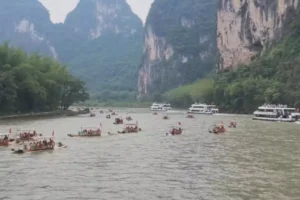 Scenic spots across China enjoy holiday travel boom