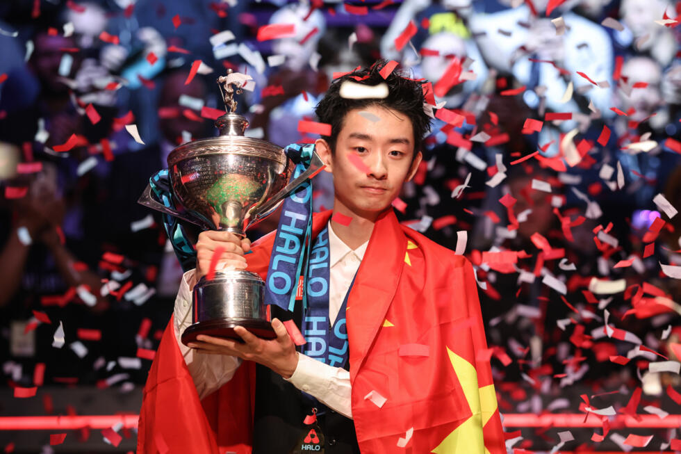 Wu Yize poses with the championship trophy