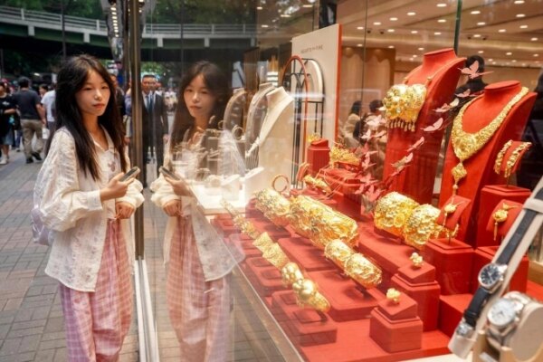 Tourists purchase gold jewelry at a shop in Tsim Sha Tsui, Hong Kong, on 01 May, 2026. Photo by Imaginechina via AFP