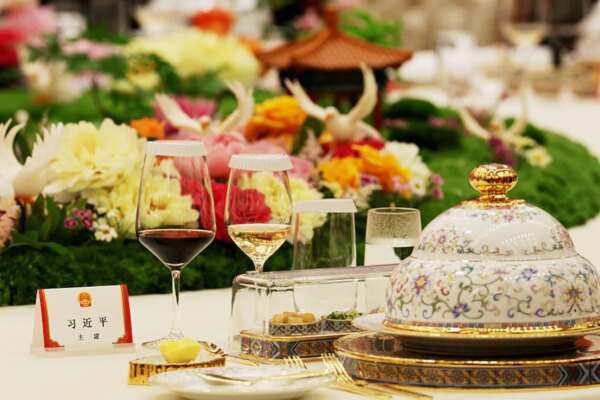 The elaborate table setting at the Chinese state banquet for Trump. (Getty)