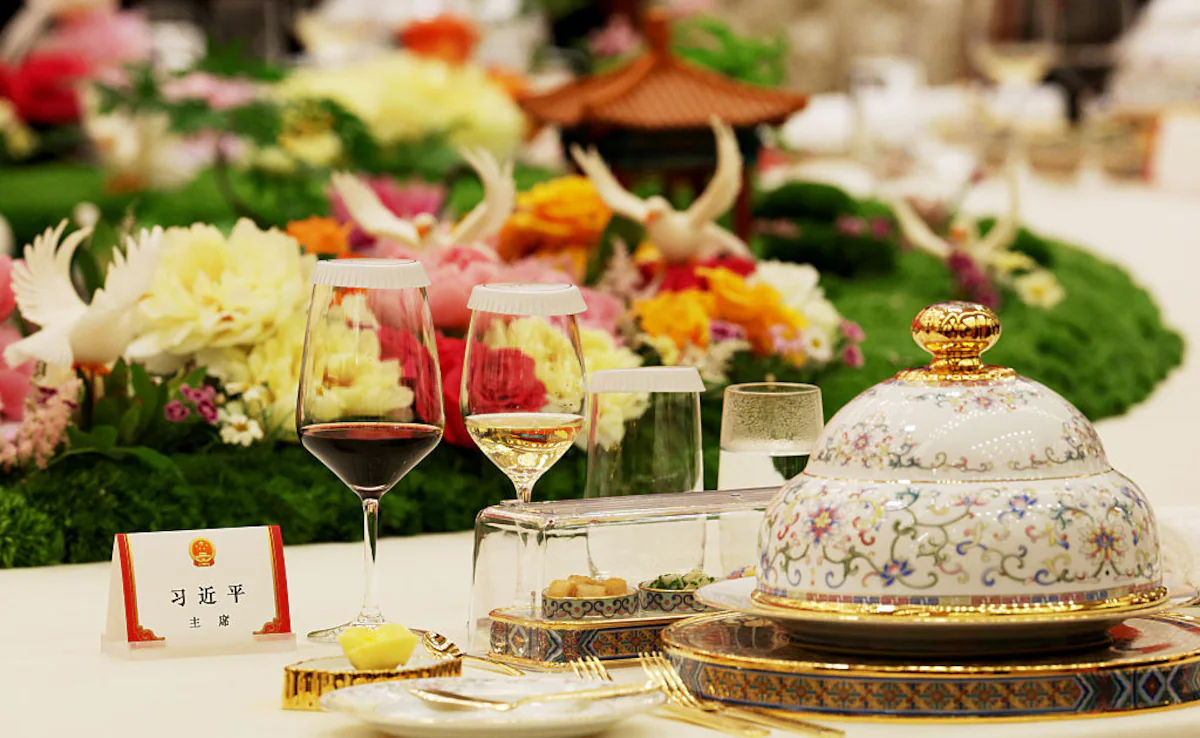The elaborate table setting at the Chinese state banquet for Trump. (Getty)