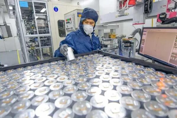 Scientist building sodium-ion battery.