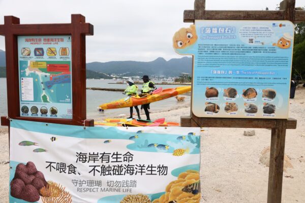 Banners, booths and Agriculture, Fisheries and Conservation Department officers were deployed to promote marine protection on the island. Photo: Dickson Lee Photo: Dickson Lee