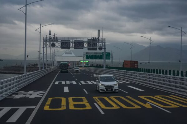 The scheme allows eligible private cars from Hong Kong into Guangdong without dual‑plate permits. Photo: Eugene Lee