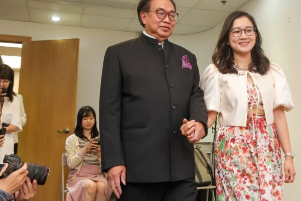 Ex-lawmaker Lo Wai-kwok, 73, to marry Cantonese opera actress 42 years his junior