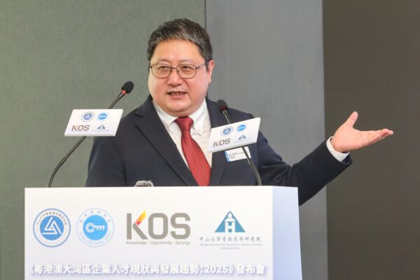 Professor He Junzhi discusses the survey results. Photo: Edmond So
