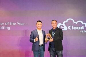 Rob Chu (left), Vice President of Amazon and Co-Managing Director of APJC AWS, presents the award to Joe Kwok (right), Country Manager of Hong Kong at eCloudvalley Digital Technology, at the AWS Partner Summit 2026 in Hong Kong.