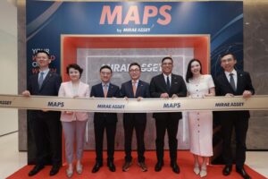 Mirae Asset Financial Group founder and Global Strategy Officer Park Hyeon-joo, center, poses with executives from Mirae Asset Securities Hong Kong and the Shanghai Representative Office during the MAPS by Mirae Asset event in Hong Kong, Friday. Courtesy of Mirae Asset Securities
