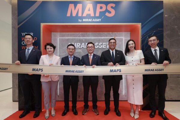 Mirae Asset Financial Group founder and Global Strategy Officer Park Hyeon-joo, center, poses with executives from Mirae Asset Securities Hong Kong and the Shanghai Representative Office during the MAPS by Mirae Asset event in Hong Kong, Friday. Courtesy of Mirae Asset Securities