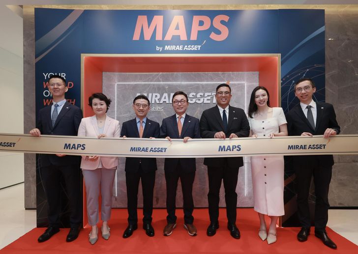 Mirae Asset Financial Group founder and Global Strategy Officer Park Hyeon-joo, center, poses with executives from Mirae Asset Securities Hong Kong and the Shanghai Representative Office during the MAPS by Mirae Asset event in Hong Kong, Friday. Courtesy of Mirae Asset Securities