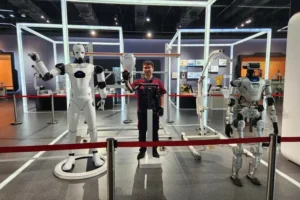 Humanoid robots mimic the gestures of a human at Anhui Innovation Pavilion in Hefei, in China’s Anhui Province, on June 13, 2026. (Park Min-hee/Hankyoreh)