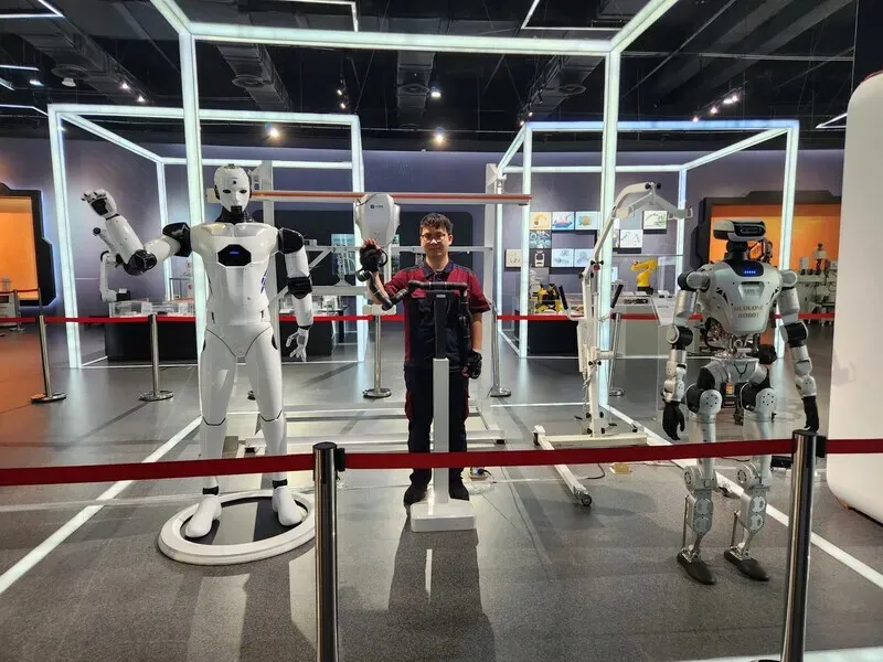 Humanoid robots mimic the gestures of a human at Anhui Innovation Pavilion in Hefei, in China’s Anhui Province, on June 13, 2026. (Park Min-hee/Hankyoreh)