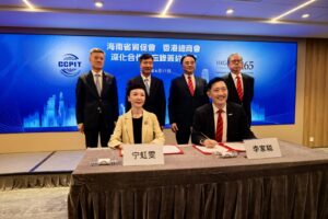 CCPIT Hainan signs a deepened cooperation MOU with the Hong Kong General Chamber of Commerce.