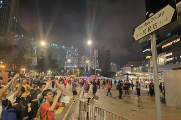 Hundreds gathered in Kwun Tong overnight on Saturday to bid farewell to the streets of Yue Man Square. Photo: Facebook/Yuemansq