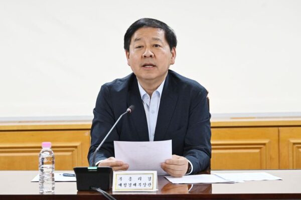 Finance Minister Koo Yun-cheol chairs an emergency meeting on reviewing the volatile foreign exchange market at the Korea Federation of Banks in Seoul, Sunday. Courtesy of Ministry of Finance and Economy