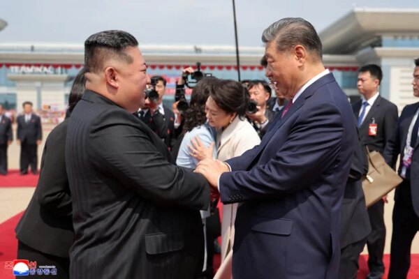 Chinese President Xi Jinping visits North Korea