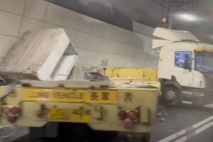 Driver loses control of truck in Central Kowloon Bypass, toppling goods and causing jam