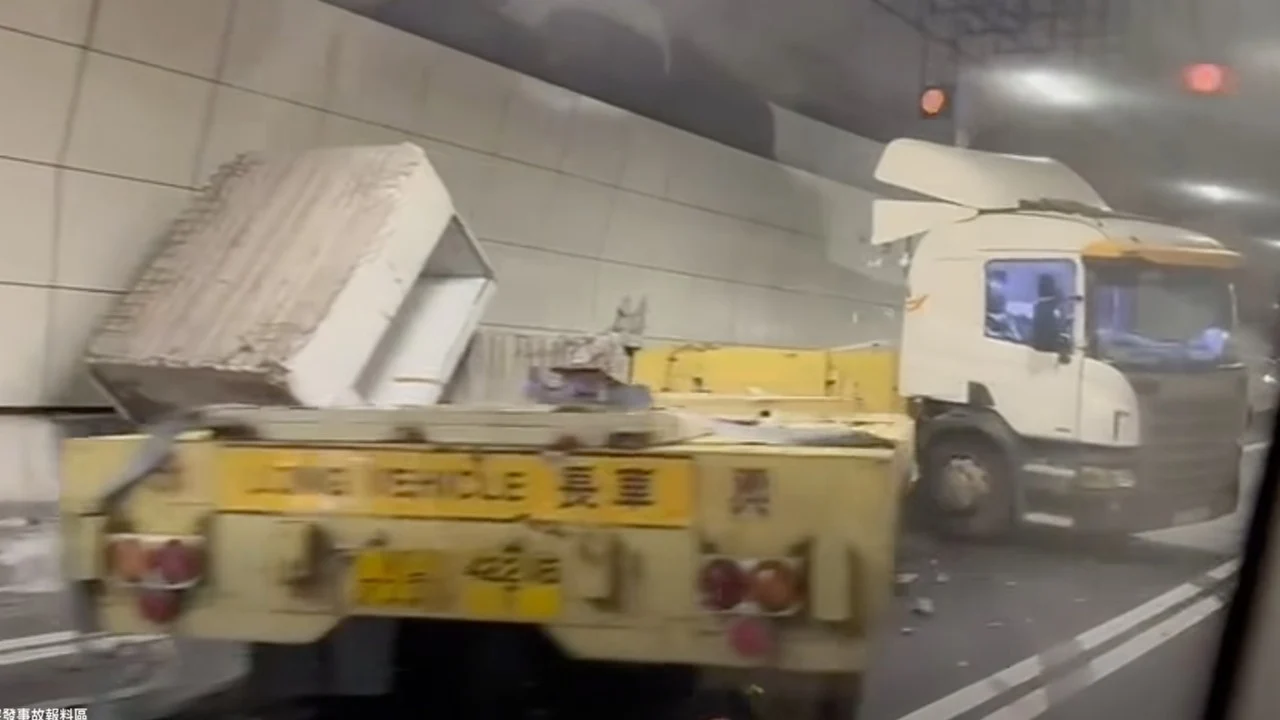 Driver loses control of truck in Central Kowloon Bypass, toppling goods and causing jam