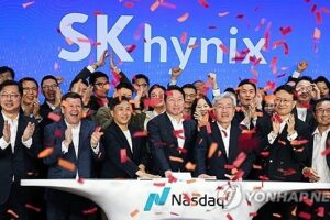 SK Group Chairman Chey Tae-won (C), along with SK hynix Chief Executive Officer (CEO) Kwak Noh-jung (3rd from L) and other senior executives, celebrates at a bell-ringing ceremony in New York on July 10, 2026, to commemorate the company's high-profile listing, in this image provided by SK hynix. (PHOTO NOT FOR SALE) (Yonhap)