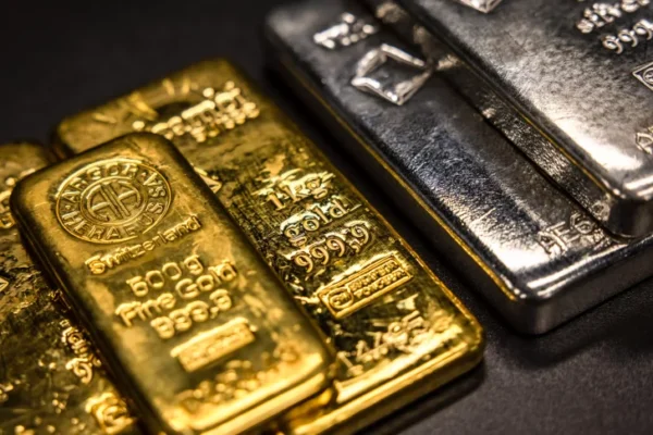 Gold Plunges as Hawkish US Dollar Triggers Institutional Panic Selling