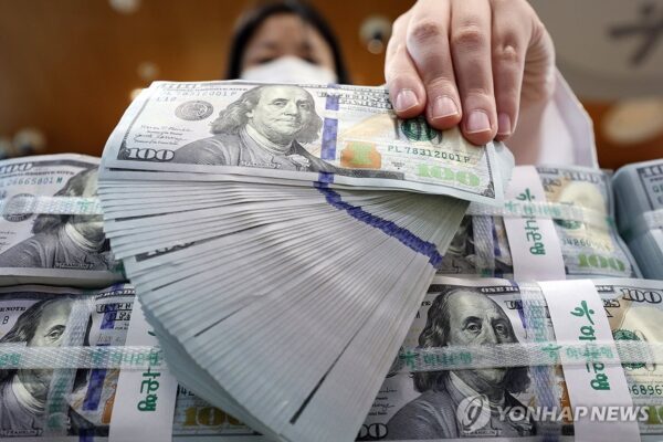 This file photo taken July 3, 2026, shows a clerk checking U.S. dollar notes at a center of Hana Bank in Seoul. (Yonhap)