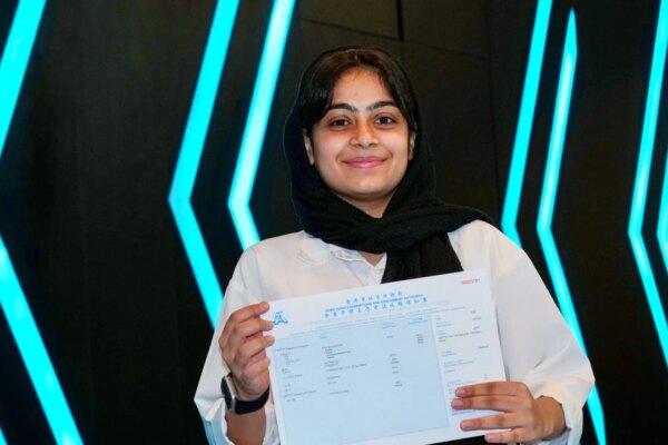 How ethnic minority students overcame language barriers to score high on DSE exams