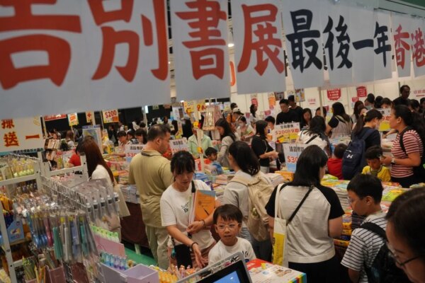 Browsers outnumber buyers at Hong Kong Book Fair as sales fall