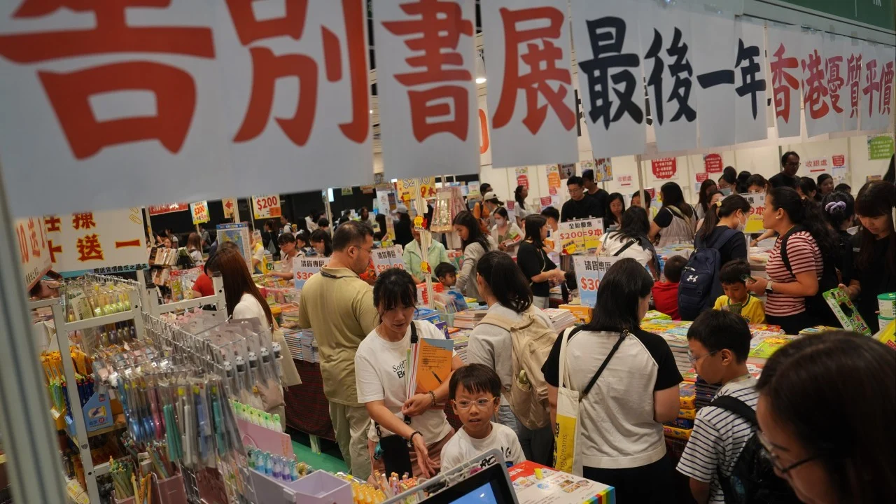 Browsers outnumber buyers at Hong Kong Book Fair as sales fall