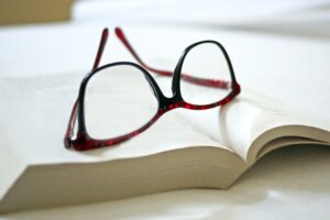 Over half of tested reading specs fail to list key details to prevent eye strain