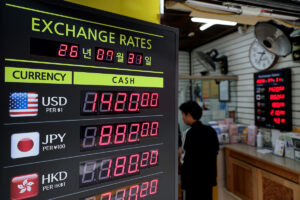 Exchange rates are displayed at a currency exchange in Seoul on the 31st. Yonhap News - Seoul Economic Daily Finance News from South Korea