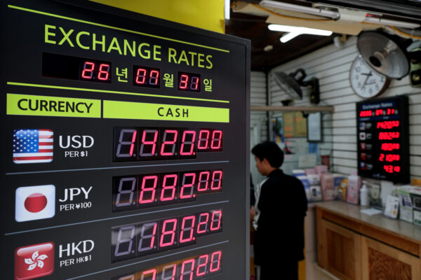 Exchange rates are displayed at a currency exchange in Seoul on the 31st. Yonhap News - Seoul Economic Daily Finance News from South Korea