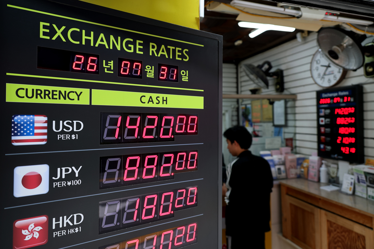 Exchange rates are displayed at a currency exchange in Seoul on the 31st. Yonhap News - Seoul Economic Daily Finance News from South Korea