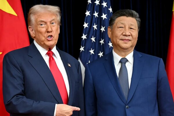 Trump next to Xi Jinping